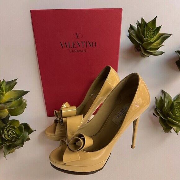 VALENTINO GARAVANI PATENT BOW‎ PUMPS NUDE SIZE 37 US 7-7.5 Fancy Cocktail Party - Picture 1 of 9